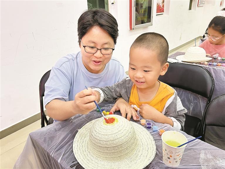 翠湖社区儿童绘出色彩斑斓草帽