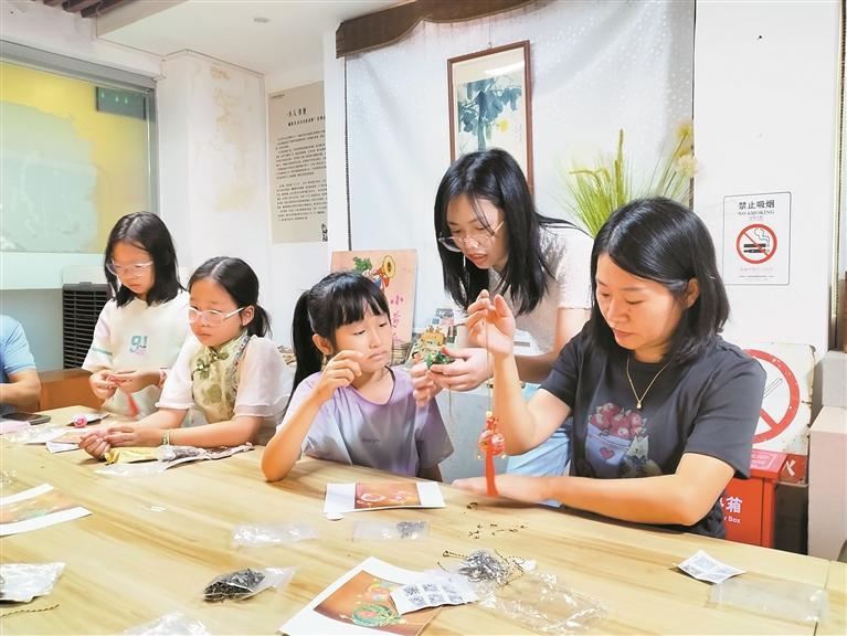 惜物博物馆亲子共同设计制作香囊