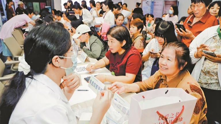 光明区开展健康大讲堂 专家解答女性健康问题