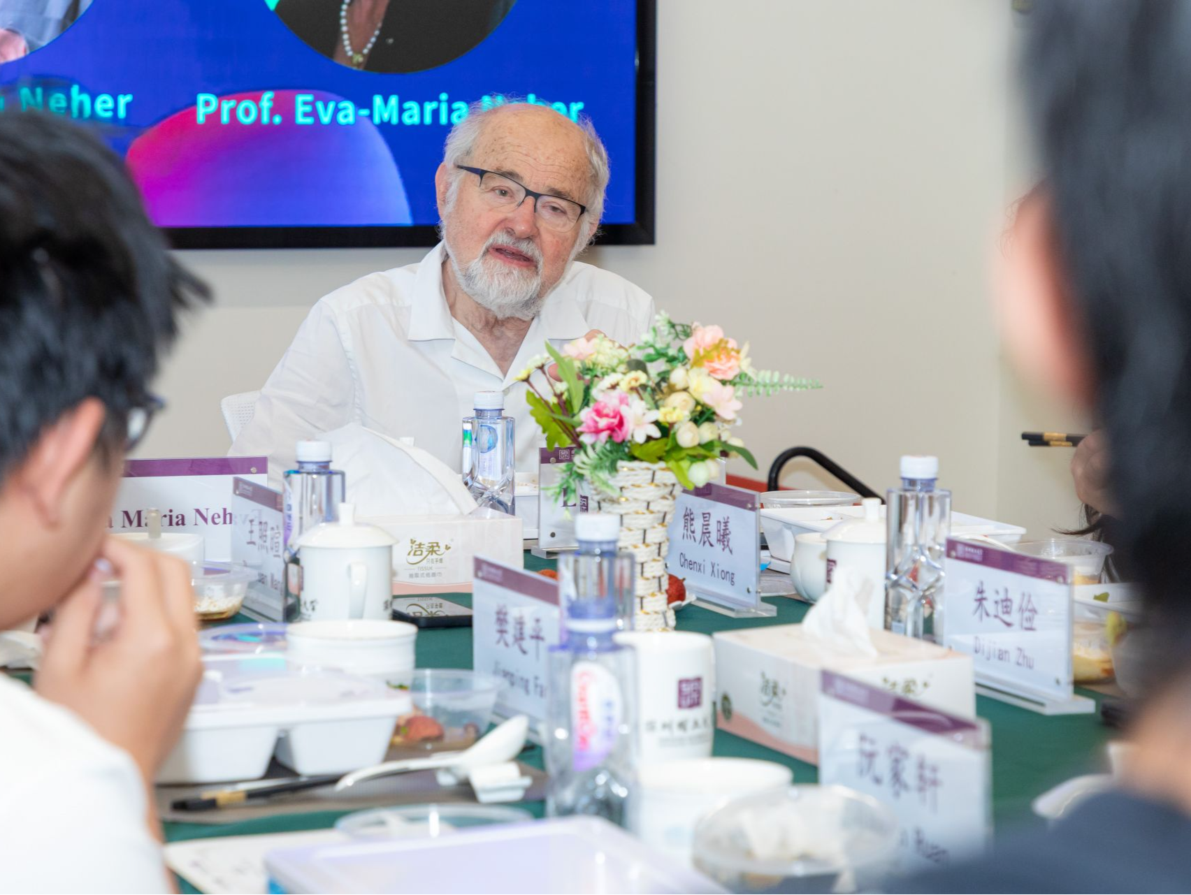 诺奖得主厄温·内尔对话深圳理工大一学生：科研始于兴趣