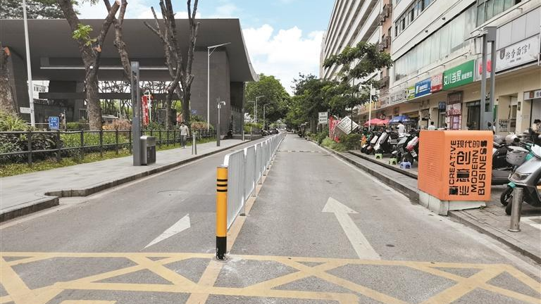 兴富社区南二门路段隔离护栏安装工程全面竣工