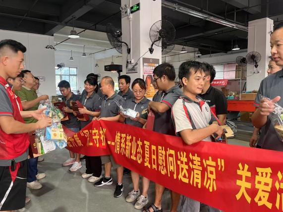 “深工守护”行动暖人心！西乡凤凰岗社区为劳动者送关怀