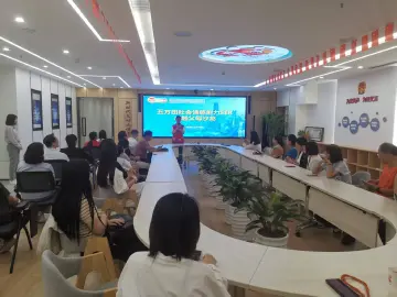 AI智启家教新篇 老围社区开展AI夜校公益沙龙