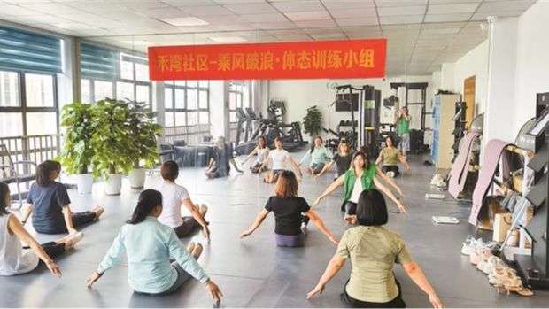 禾湾社区社工带领居民学习体态矫正