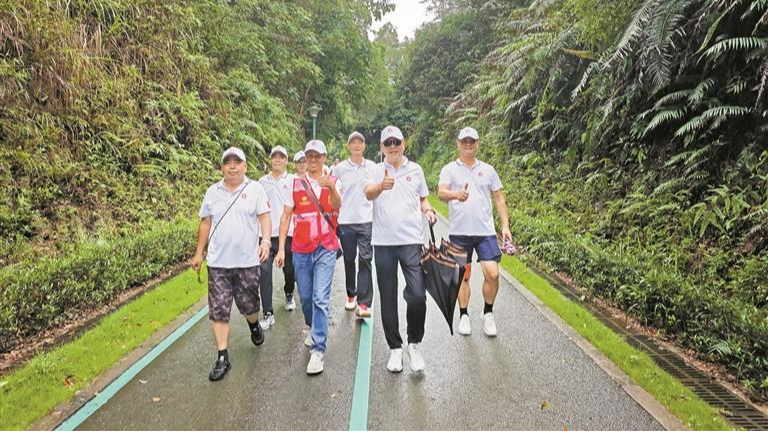 松岗街道退役军人行走罗田森林公园