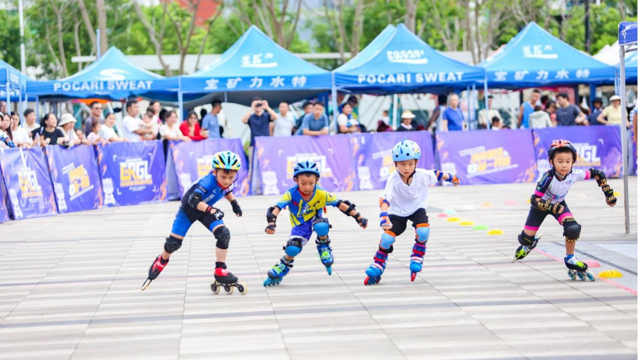 300轮滑健儿齐聚石岩,共享“速度与激情”!