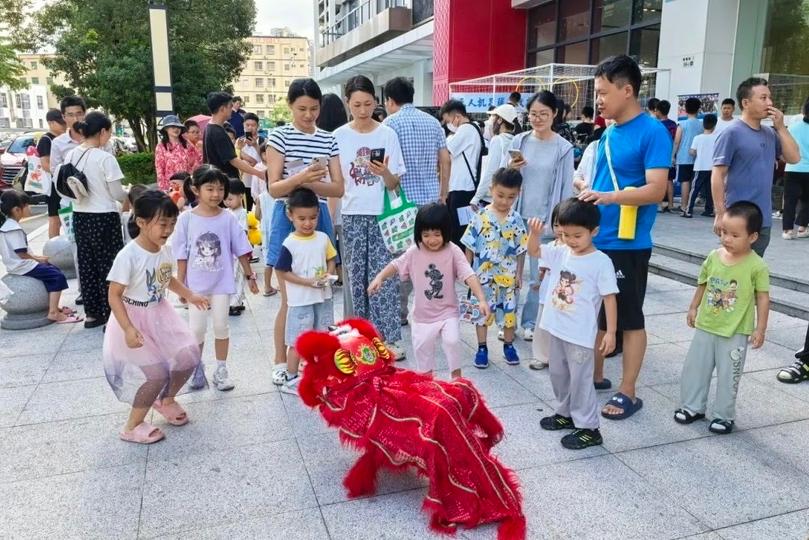 机器狗与醒狮互动！大鹏海洋科技角+助邻团市集带来十足烟火气