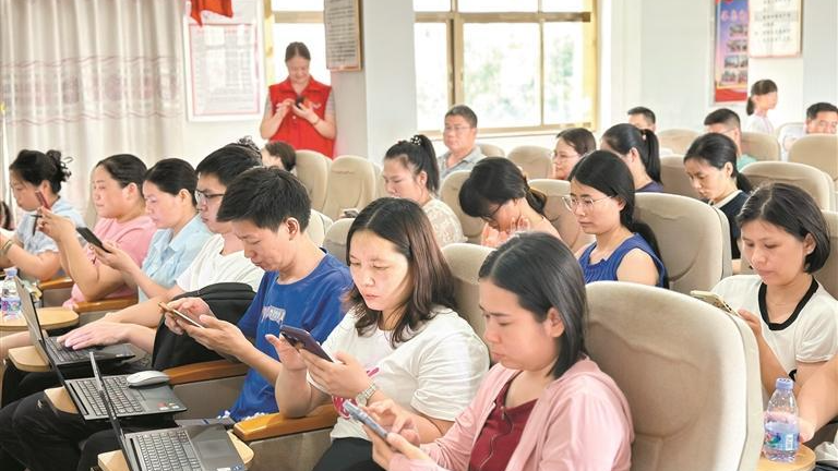 荔湖社区60名青年职工参加赋能讲座