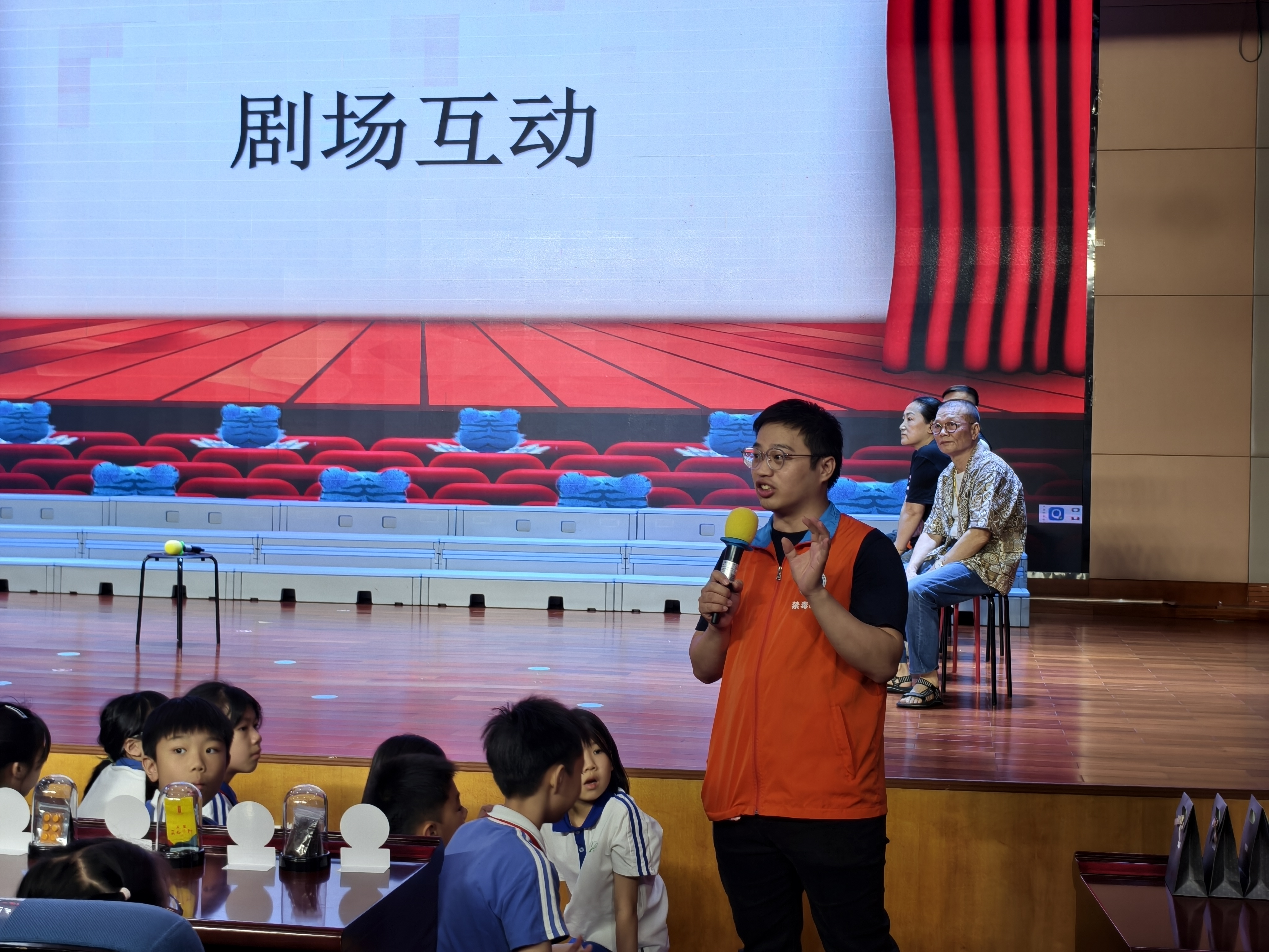 沉浸式禁毒剧场进校园 共筑青春“防毒墙”