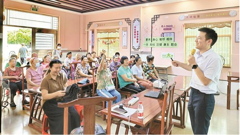 东周社区居民学习运动养生