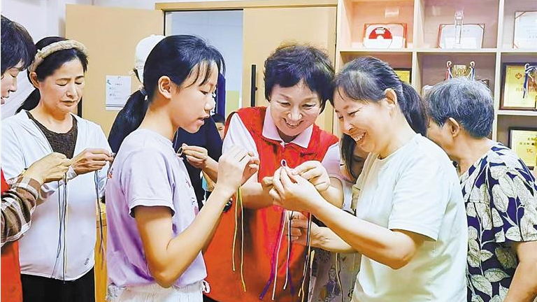 银龄传艺！民治大岭社区祖辈课堂亲子手工坊开课
