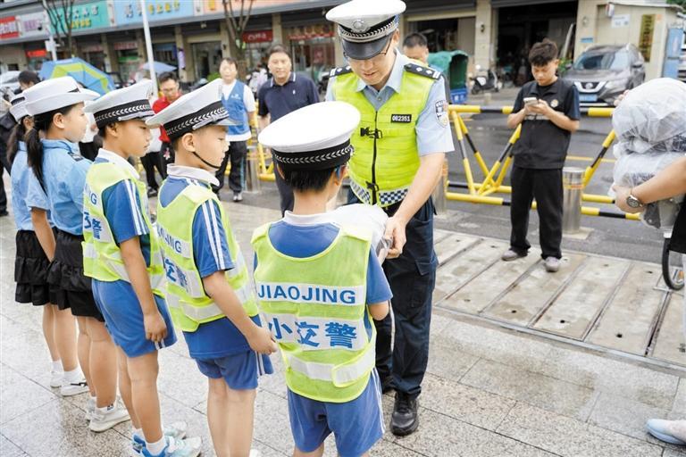 光明区交通安全治理年宣教暨校园“送头盔”公益活动举行
