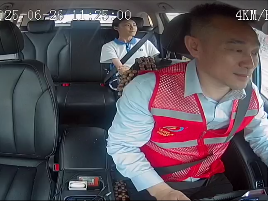 “错过了大巴没关系，还有我们在！”爱心送考车队的哥护送落单中考生回校
