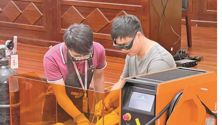 新桥街道黄埔人大代表讲堂进社区 带领居民探索激光技术应用奥秘
