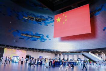 深圳科学技术馆现网红打卡地  “科技蓝” 与 “中国红” 交相辉映引热潮