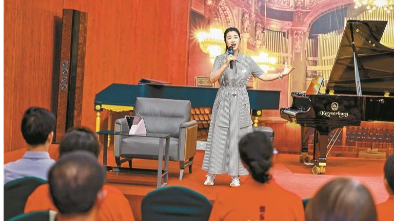 著名女高音歌唱家、国家一级演员刘一祯到民治开讲