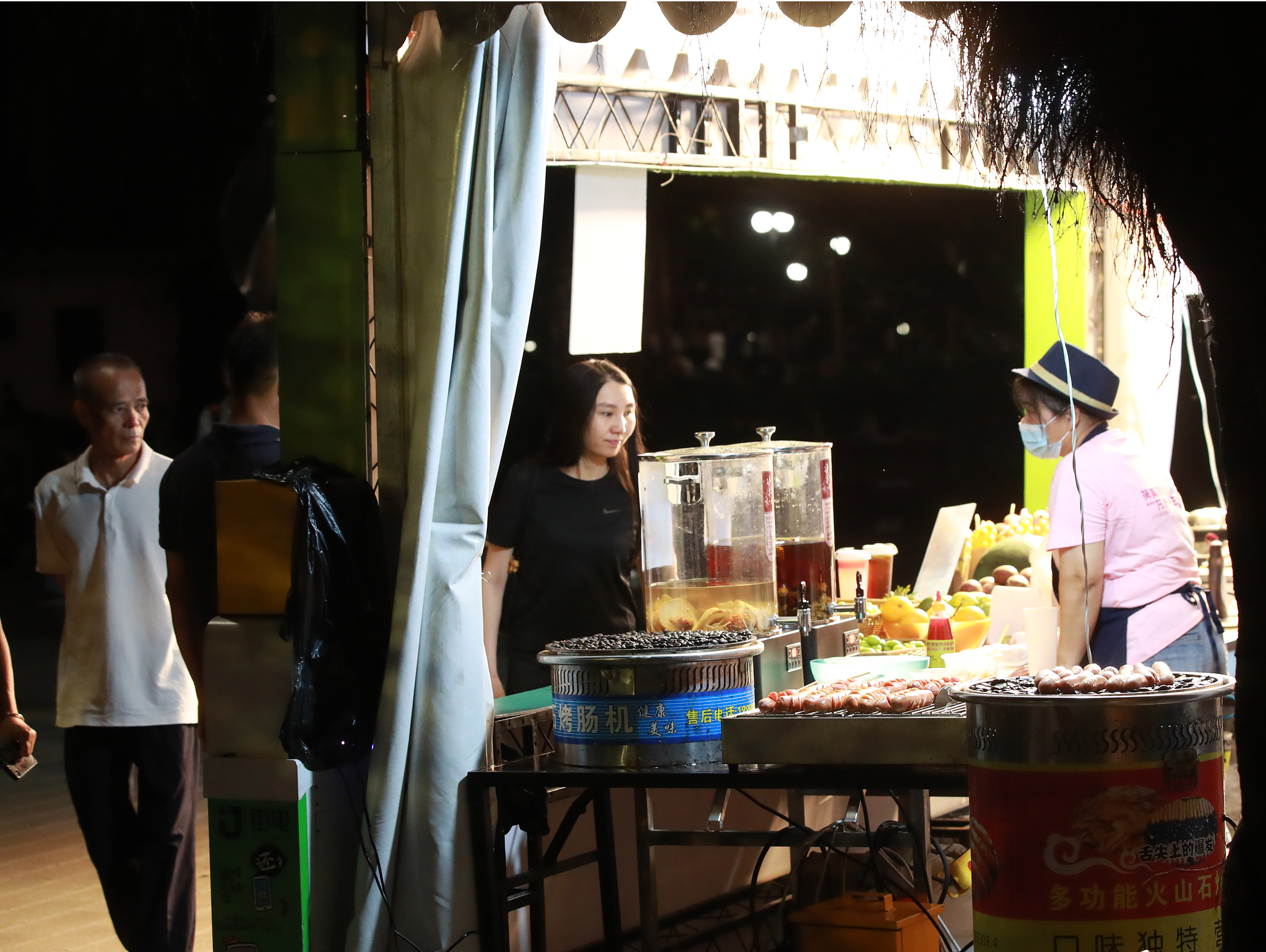 “荷花夜市”让市民体验美食文创浪漫夜生活