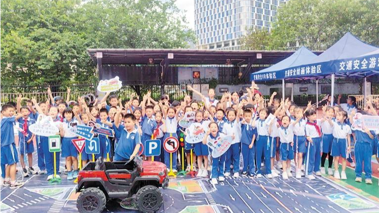 民新社区携手行知实验小学共筑校园安全防线 为孩子撑起出行安全“防护伞”