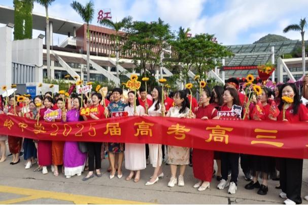 向日葵+旗袍+红T恤,深圳市红岭中学家长为高考生送上满满祝福
