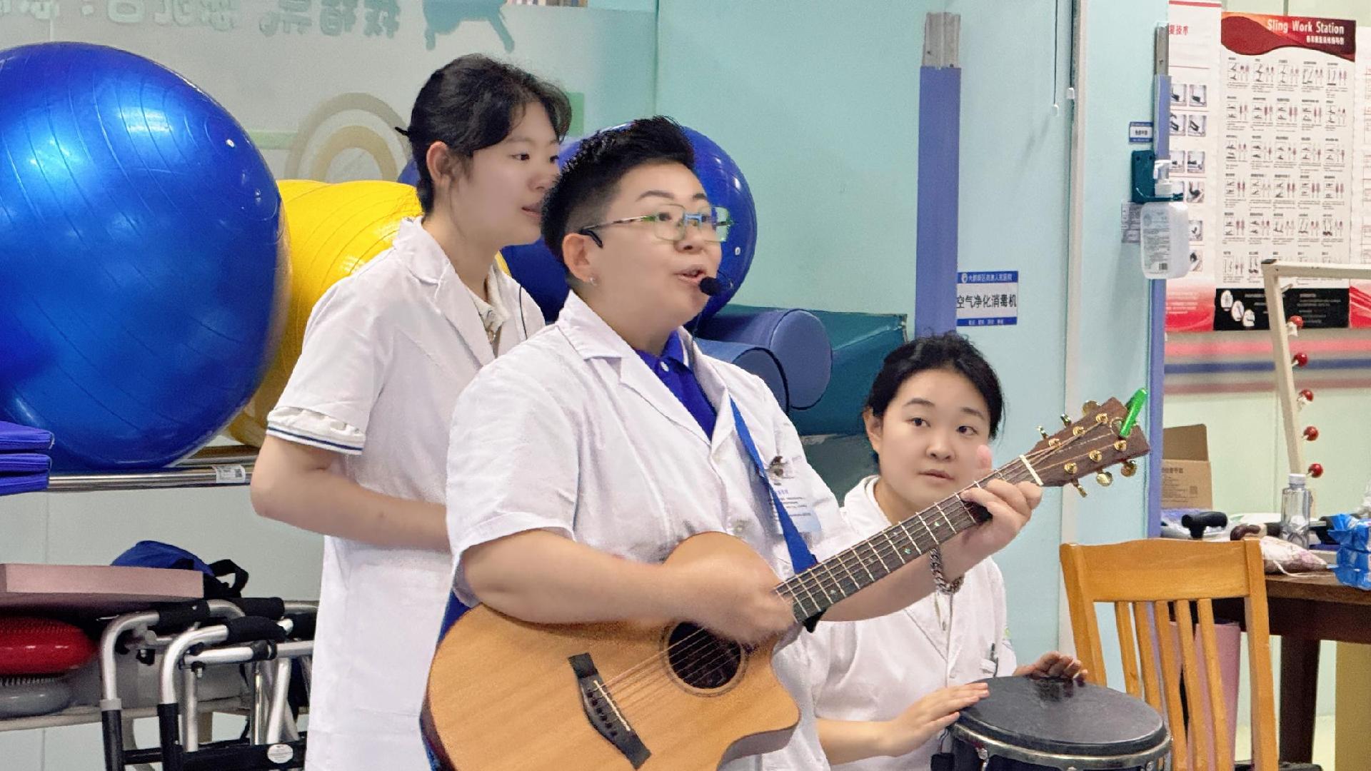 治疗师带着患者同赴音乐疗愈之旅，南澳医院开展“音爱而行”团体活动