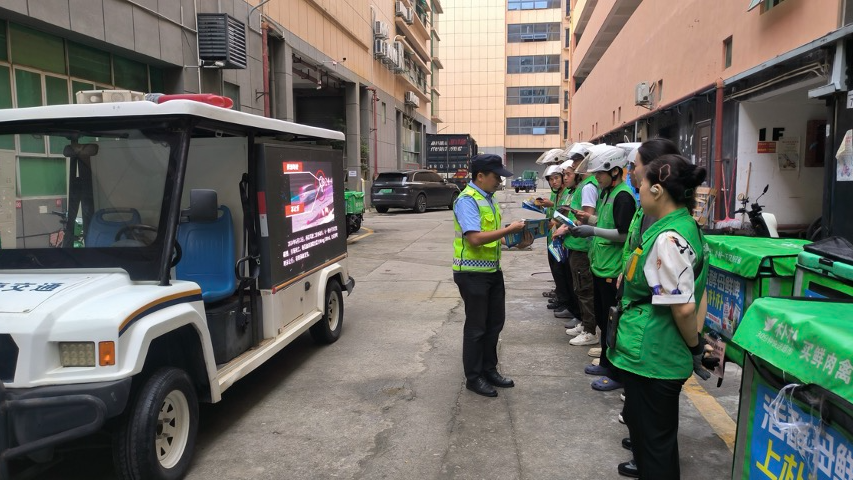 宝安交警为骑手们送上“交通安全餐”