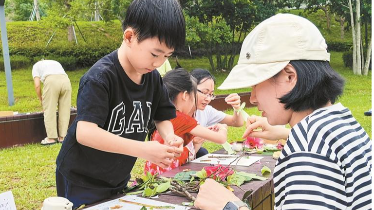 玉塘街道V爱之家：亲子走进大自然共绘“家庭森林”