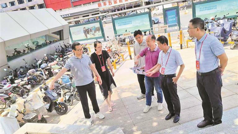 观湖街道凝智聚力提升松元厦地铁口广场环境