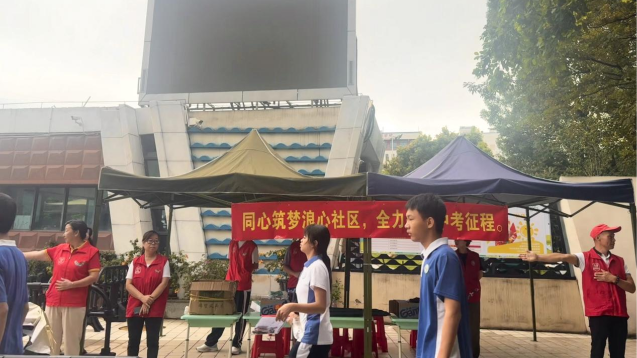 石岩浪心社区志愿者全力护航中考
