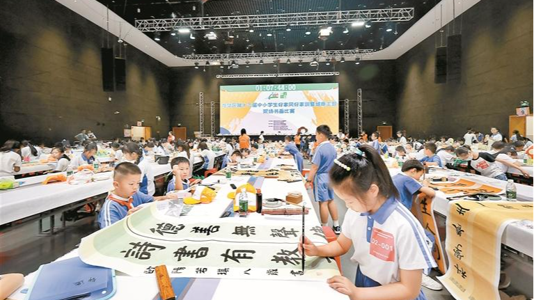 龙华四百学子挥毫泼墨让健康理念“美”起来