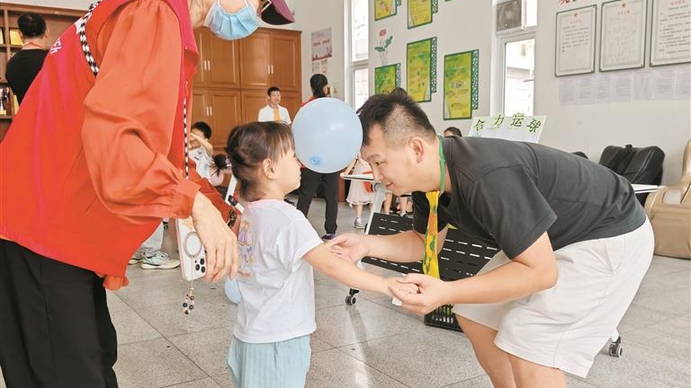 楼村社区：父亲与孩子玩游戏