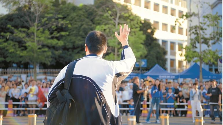 考场,再见! 未来,你好! 宝安3800余名护航人确保高考平安公平暖心
