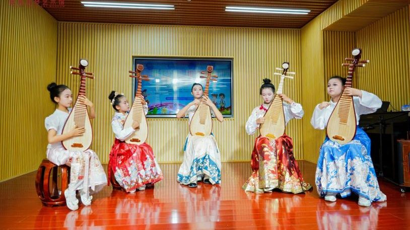 新安街道近百名儿童登台献艺展风采