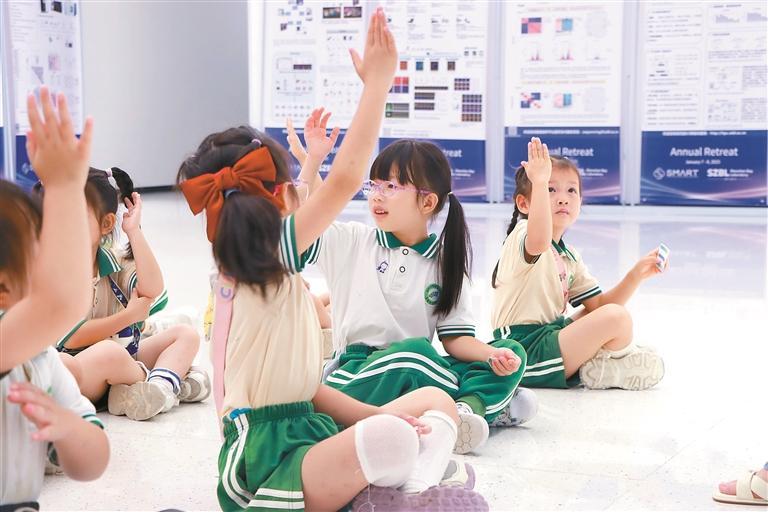 玉律社区组织小朋友参观深圳湾实验室