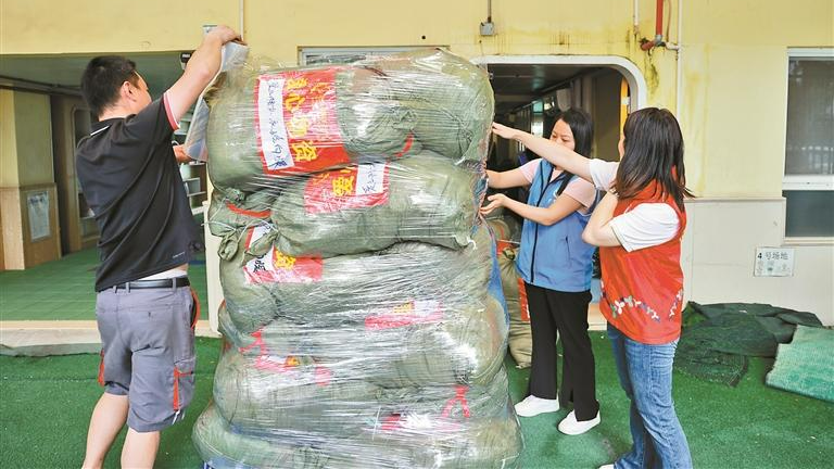 热心人·暖心事 | 为高原娃送去宝安人的滚烫心意！8000余件保暖物资正从沙井送往甘孜