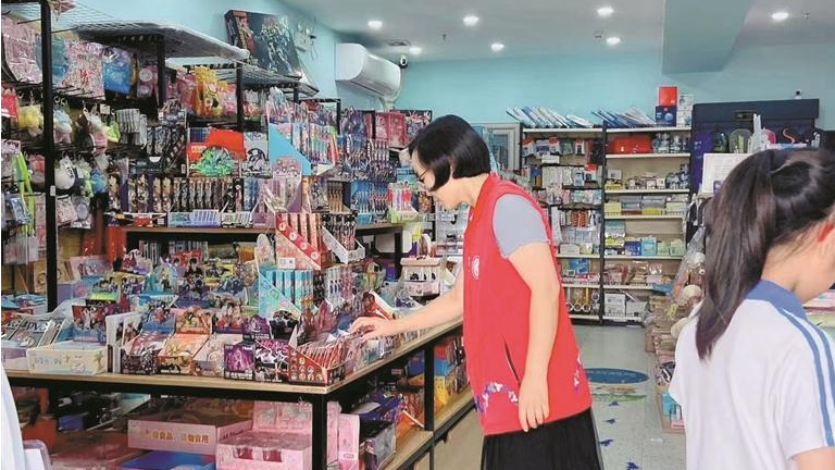 禾湾社区：“扫黄打非”净化社区环境