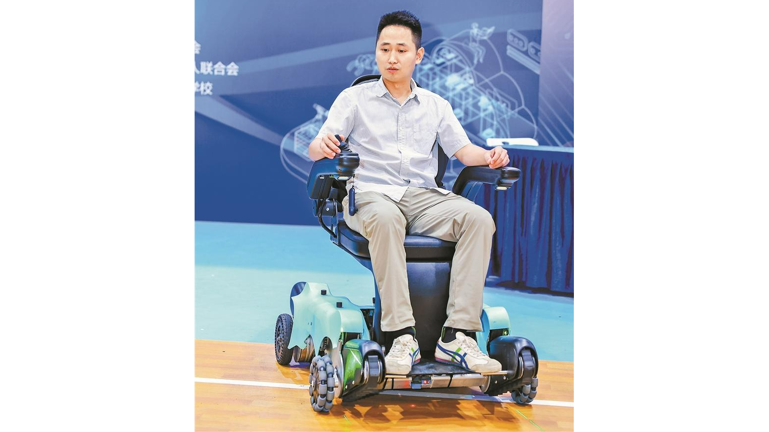 宝企金撵智能自主研发CX-I型助行机器人