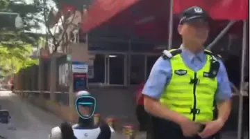 科技感拉满！“赛博警察”齐上岗护航高考