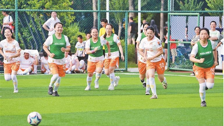 球场上的“妈妈运动员”太酷了！福永第四届“馨香杯”感恩足球赛燃情开赛
