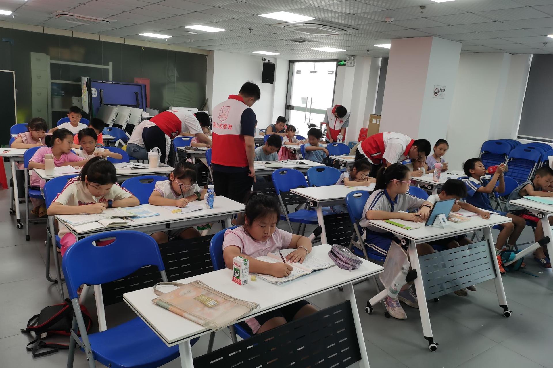 阳光社区开展暑期课业辅导，助力随迁子女快乐学习 