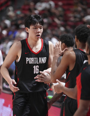（体育）（13）篮球——NBA夏季联赛：杨瀚森首秀 开拓者胜勇士