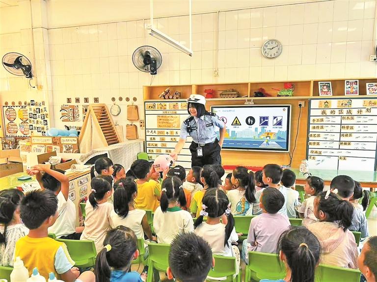 沙井交警开展暑假交通安全宣传