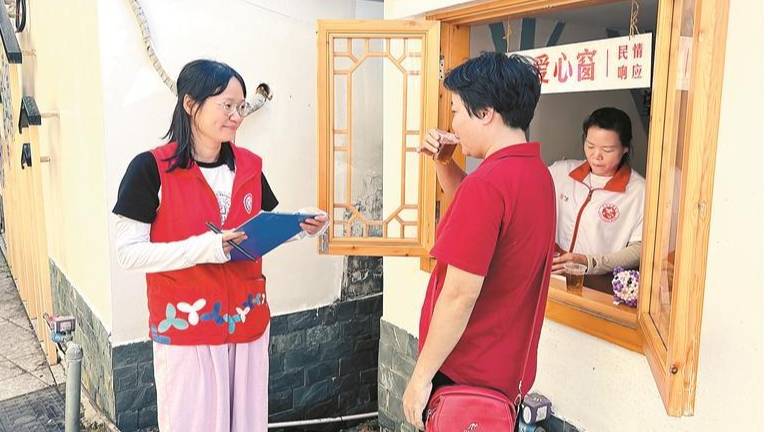 碧眼社区每逢高温日送爱心凉茶