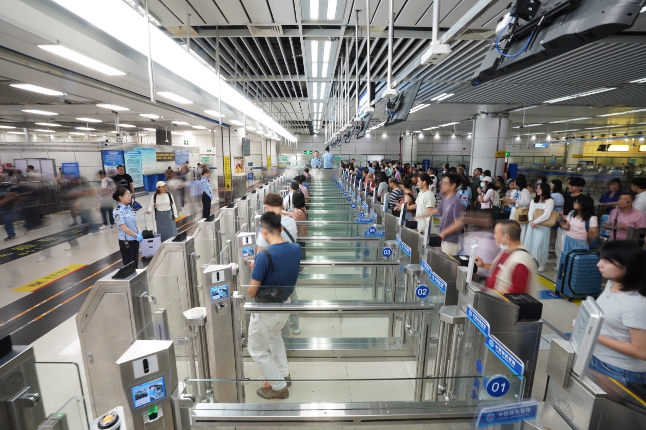 深圳湾口岸单日客流量破纪录，近20万人次通关创历史新高