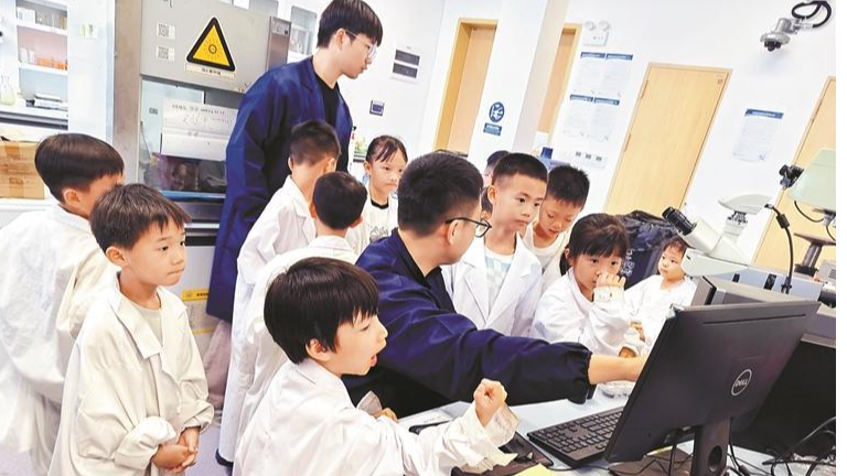 新湖科韵社区孩子们探秘实验室