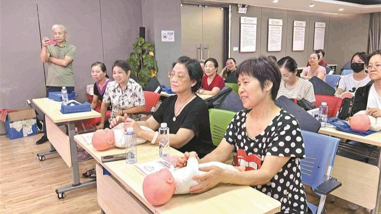 观湖街道南粤家政公益服务项目受热捧