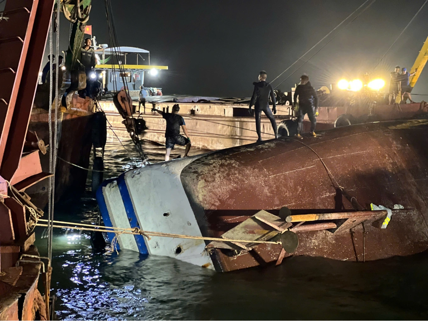 越南下龙湾游船倾覆事故已致36人死亡