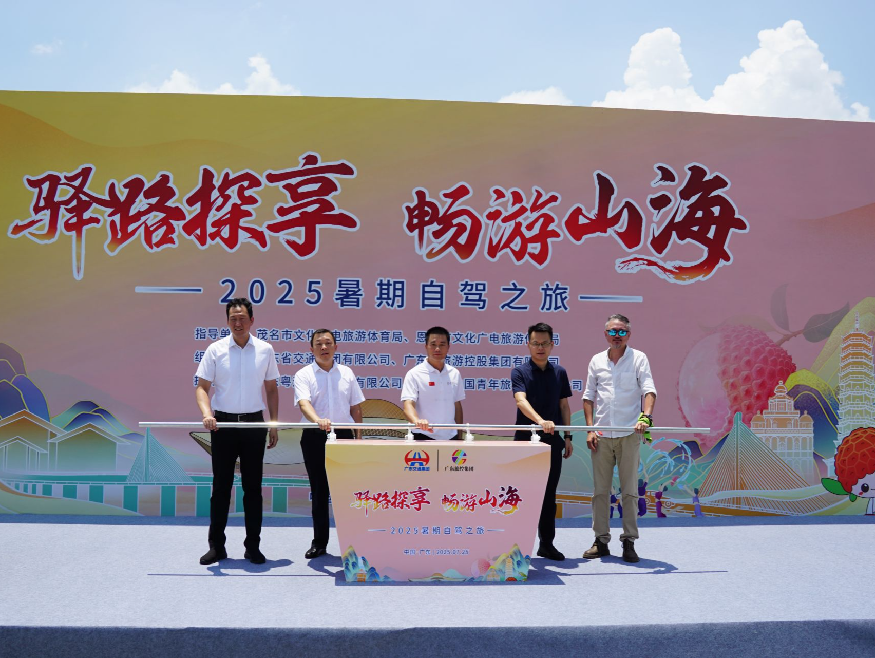 自驾出游新体验：四大主题服务区成自驾游景点