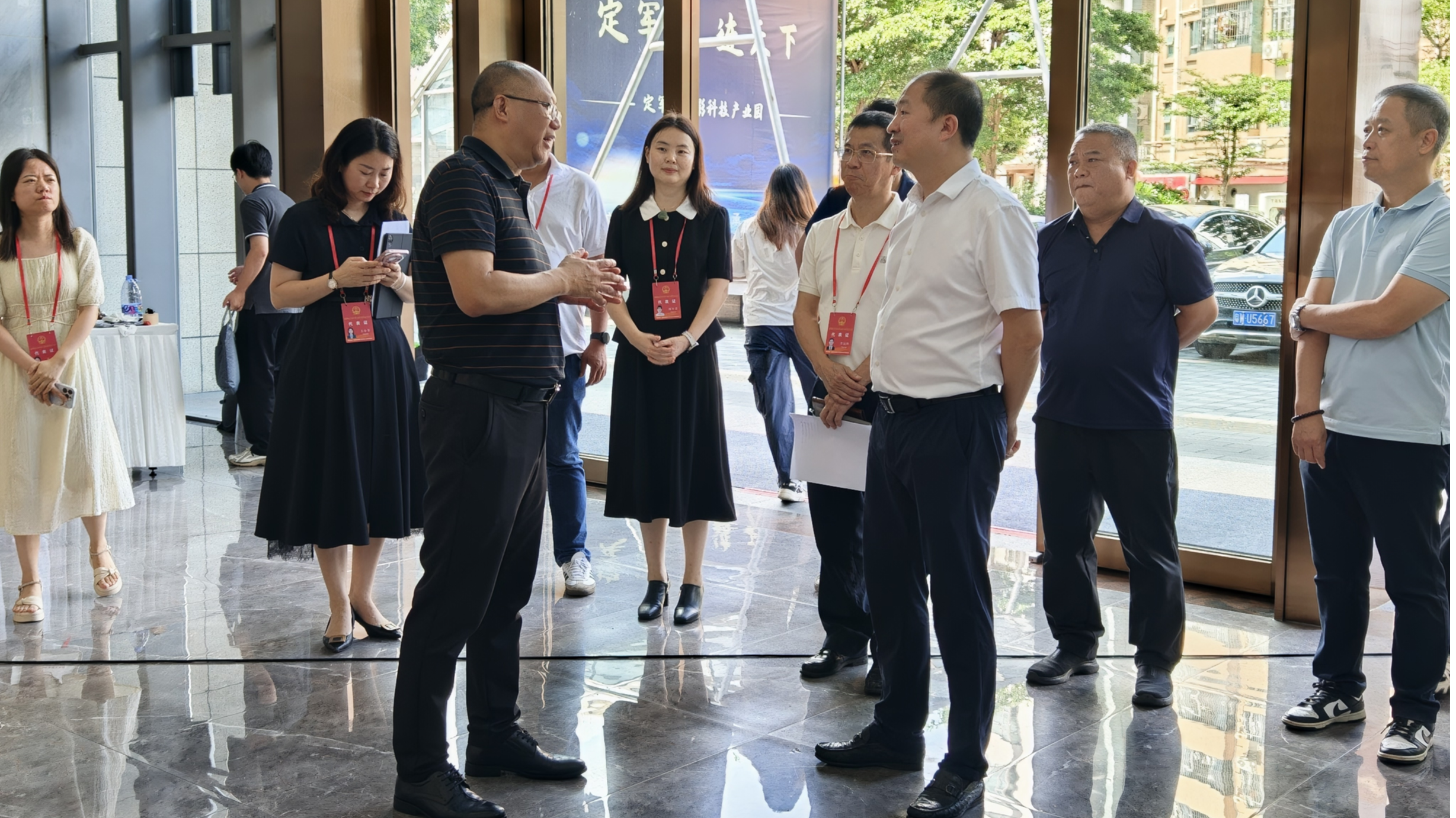 西乡人大工委组织辖区人大代表调研科技文化企业并开展代表大讲堂活动