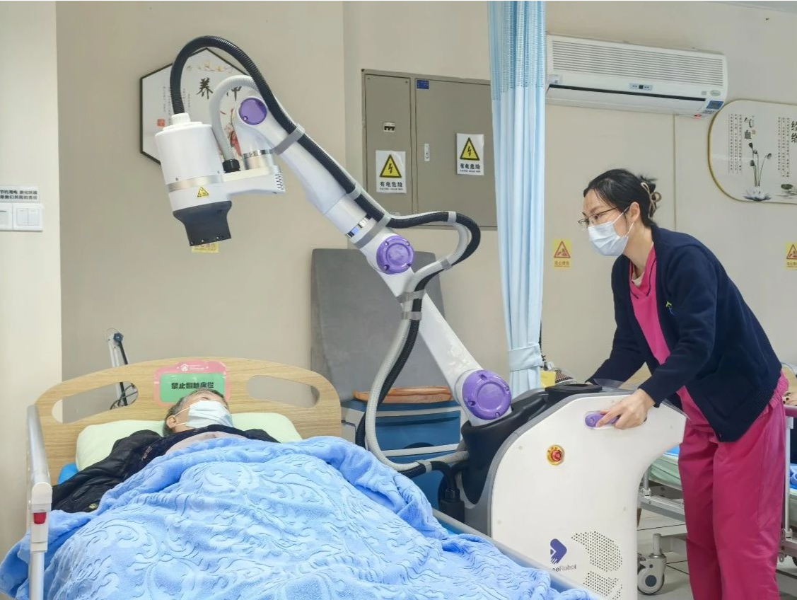 你的“赛博养老搭子”已上线！深圳这些养老机器人实力“圈粉”爷爷奶奶→