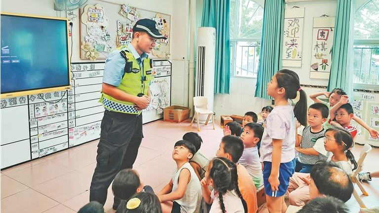 福城桔塘社区交警给萌娃上交通安全课